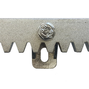 Schiebetorantrieb: Zahnstange aus Stahl mit Befestigungslasche unten